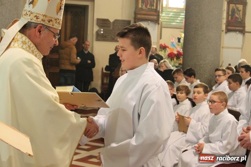 Zdjęcie w galerii na portalu naszraciborz.pl: Ministranci z powiatu raciborskiego przyjęli funkcję lektora  wiadomości z regionu