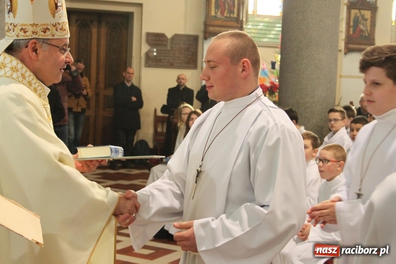 Zdjęcie w galerii na portalu naszraciborz.pl: Ministranci z powiatu raciborskiego przyjęli funkcję lektora  wiadomości z regionu