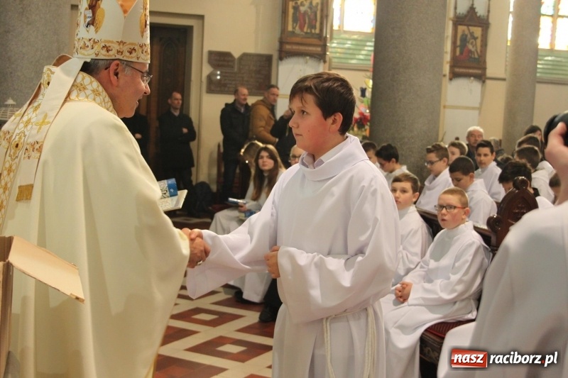 Zdjęcie w galerii na portalu naszraciborz.pl: Ministranci z powiatu raciborskiego przyjęli funkcję lektora  wiadomości z regionu