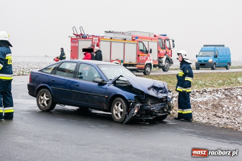 Zdjęcie w galerii na portalu naszraciborz.pl: Zderzenie opla i forda na trasie Racibórz-Pietraszyn. Jedno auto w rowie wiadomości z regionu