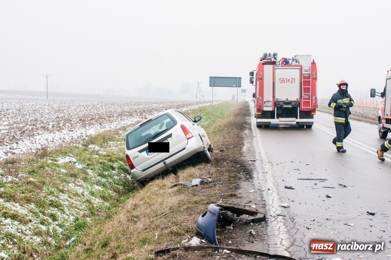 Zdjęcie w galerii na portalu naszraciborz.pl: Zderzenie opla i forda na trasie Racibórz-Pietraszyn. Jedno auto w rowie wiadomości z regionu