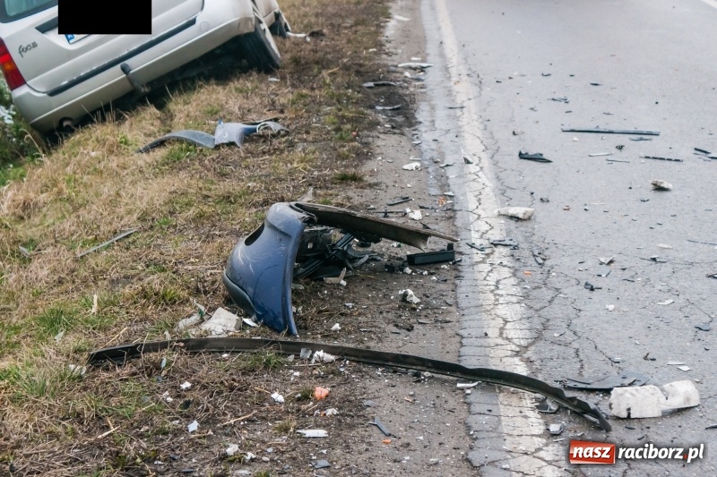 Zdjęcie w galerii na portalu naszraciborz.pl: Zderzenie opla i forda na trasie Racibórz-Pietraszyn. Jedno auto w rowie wiadomości z regionu