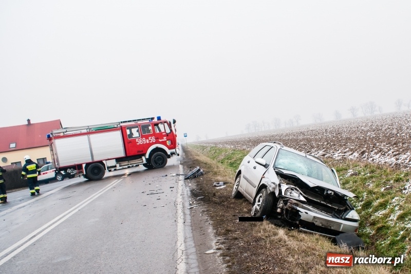 Zdjęcie w galerii na portalu naszraciborz.pl: Zderzenie opla i forda na trasie Racibórz-Pietraszyn. Jedno auto w rowie wiadomości z regionu