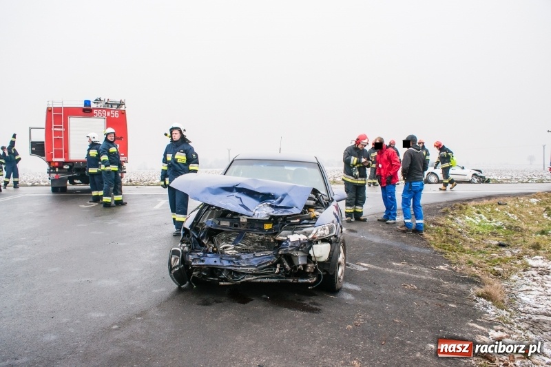 Zdjęcie w galerii na portalu naszraciborz.pl: Zderzenie opla i forda na trasie Racibórz-Pietraszyn. Jedno auto w rowie wiadomości z regionu