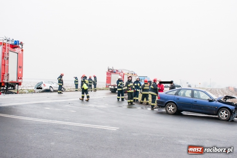Zdjęcie w galerii na portalu naszraciborz.pl: Zderzenie opla i forda na trasie Racibórz-Pietraszyn. Jedno auto w rowie wiadomości z regionu