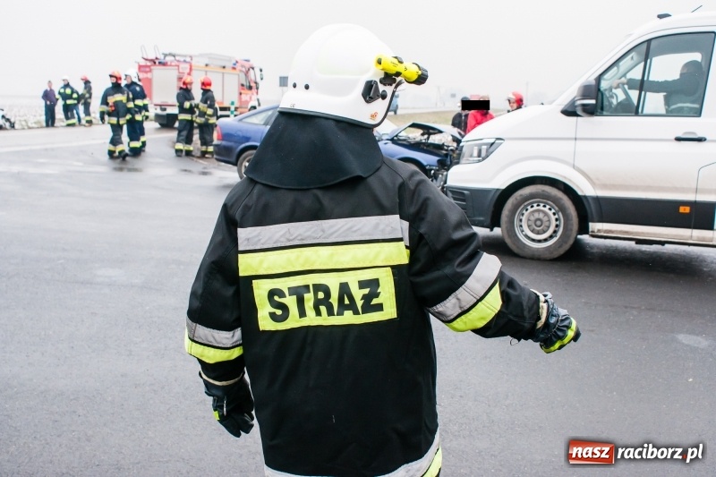 Zdjęcie w galerii na portalu naszraciborz.pl: Zderzenie opla i forda na trasie Racibórz-Pietraszyn. Jedno auto w rowie wiadomości z regionu