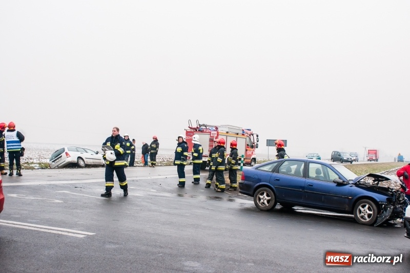 Zdjęcie w galerii na portalu naszraciborz.pl: Zderzenie opla i forda na trasie Racibórz-Pietraszyn. Jedno auto w rowie wiadomości z regionu