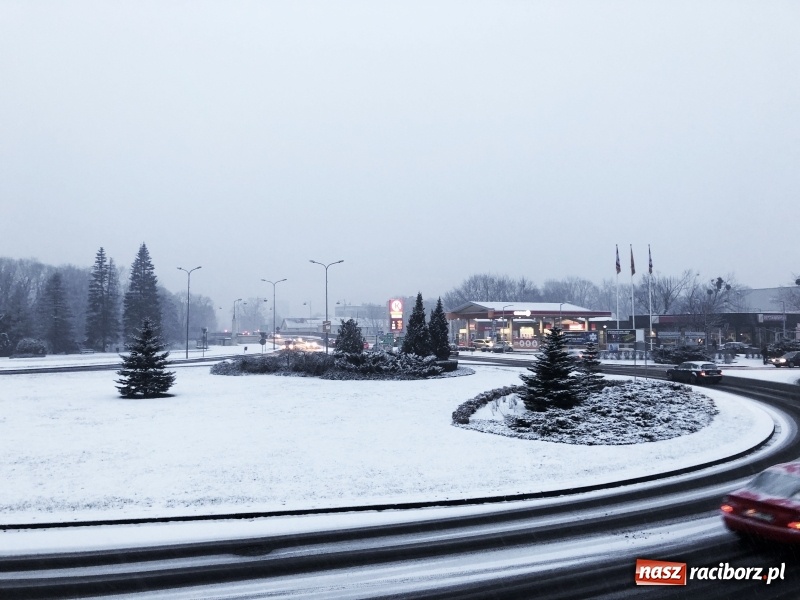 Zdjęcie w galerii na portalu naszraciborz.pl: Zima zawitała do Raciborza. Zobacz, jak miasto prezentuje się w śnieżnej scenerii  wiadomości z regionu
