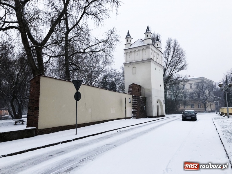 Zdjęcie w galerii na portalu naszraciborz.pl: Zima zawitała do Raciborza. Zobacz, jak miasto prezentuje się w śnieżnej scenerii  wiadomości z regionu