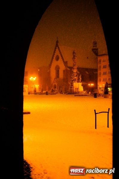 Zdjęcie w galerii na portalu naszraciborz.pl: Racibórz by night. W śniegu miasto wypiękniało  wiadomości z regionu