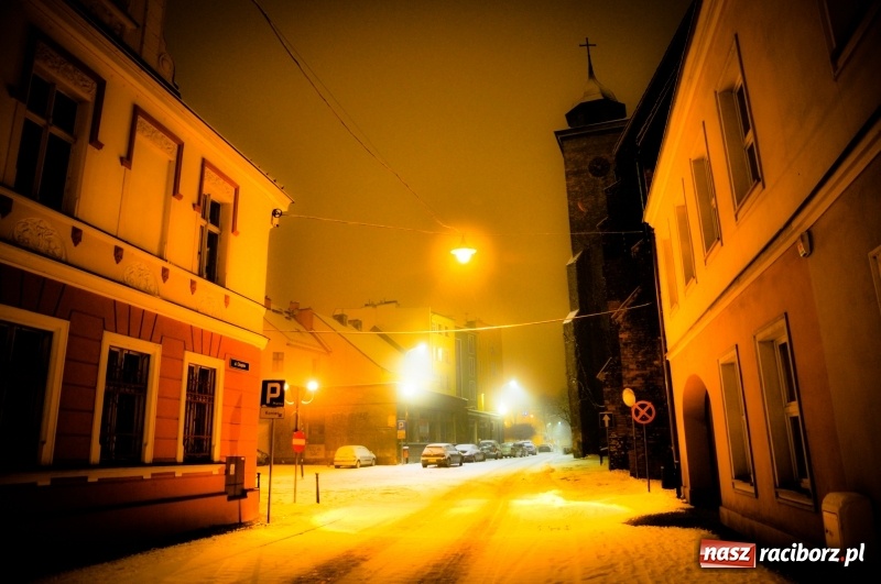 Zdjęcie w galerii na portalu naszraciborz.pl: Racibórz by night. W śniegu miasto wypiękniało  wiadomości z regionu