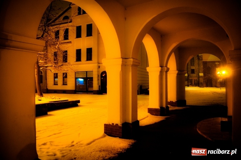 Zdjęcie w galerii na portalu naszraciborz.pl: Racibórz by night. W śniegu miasto wypiękniało  wiadomości z regionu