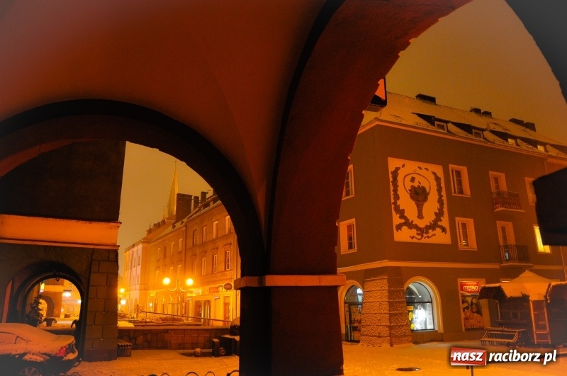 Zdjęcie w galerii na portalu naszraciborz.pl: Racibórz by night. W śniegu miasto wypiękniało  wiadomości z regionu