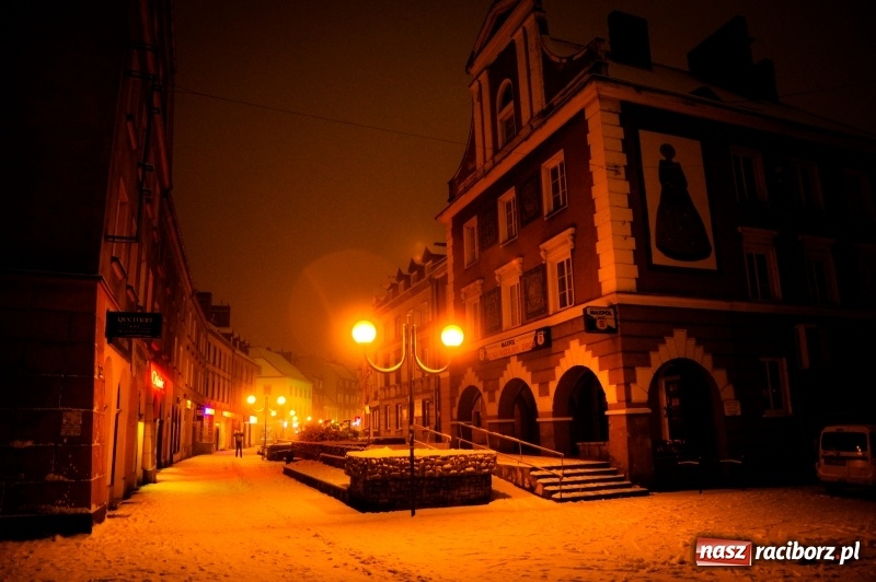 Zdjęcie w galerii na portalu naszraciborz.pl: Racibórz by night. W śniegu miasto wypiękniało  wiadomości z regionu
