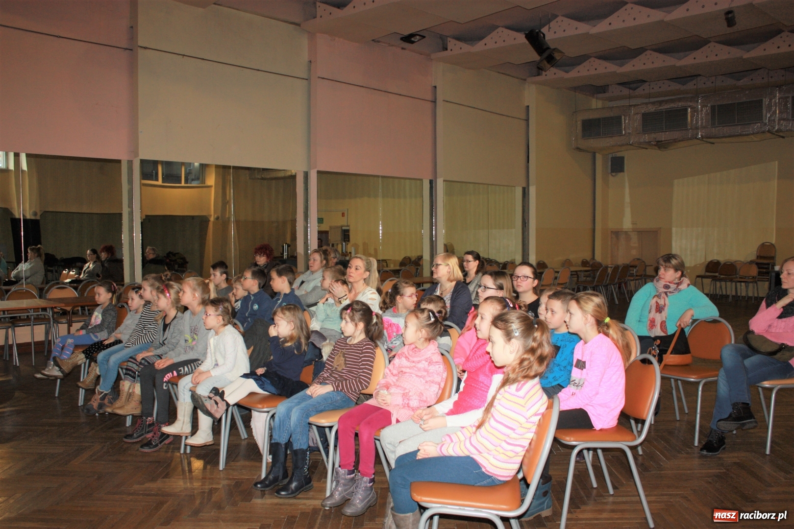 Zdjęcie w galerii na portalu naszraciborz.pl: Teatr cienia oraz tworzenie ruchomych zabawek z papieru w krzanowickim MOK wiadomości z regionu