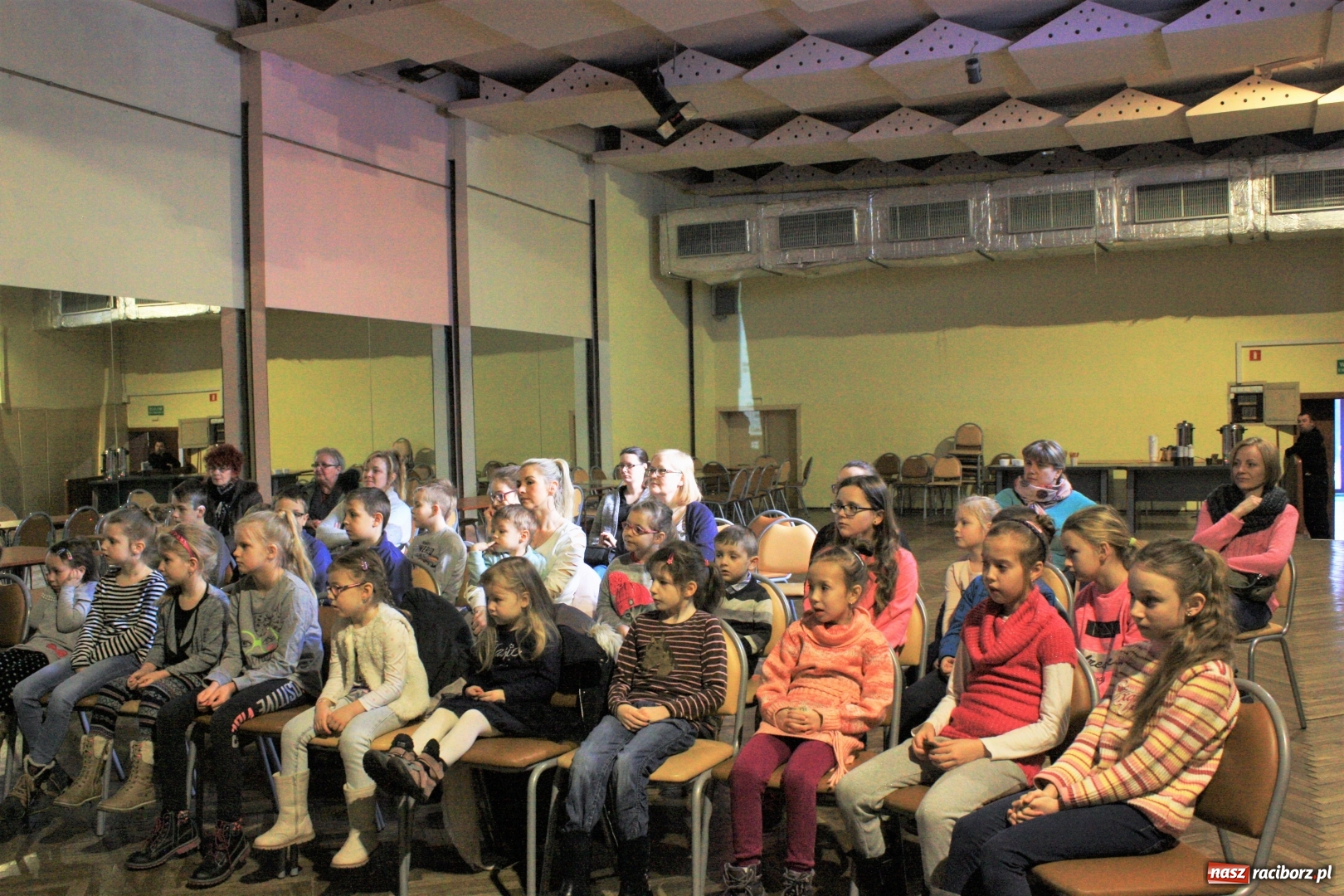 Zdjęcie w galerii na portalu naszraciborz.pl: Teatr cienia oraz tworzenie ruchomych zabawek z papieru w krzanowickim MOK wiadomości z regionu