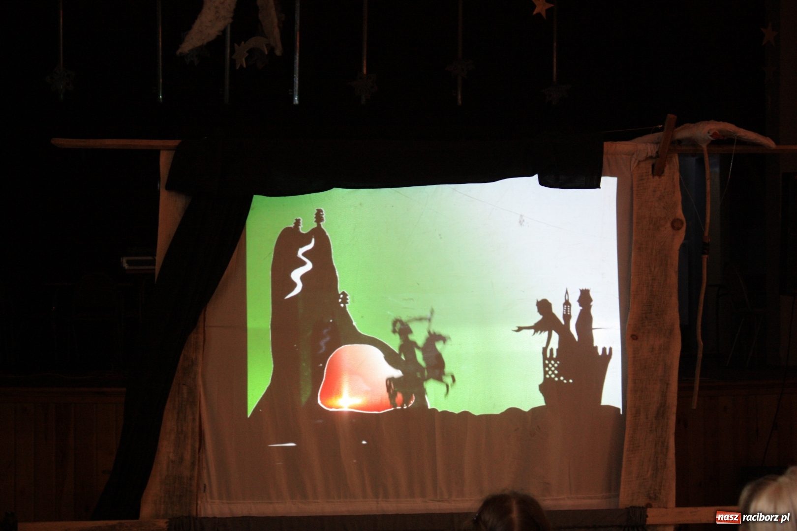 Zdjęcie w galerii na portalu naszraciborz.pl: Teatr cienia oraz tworzenie ruchomych zabawek z papieru w krzanowickim MOK wiadomości z regionu