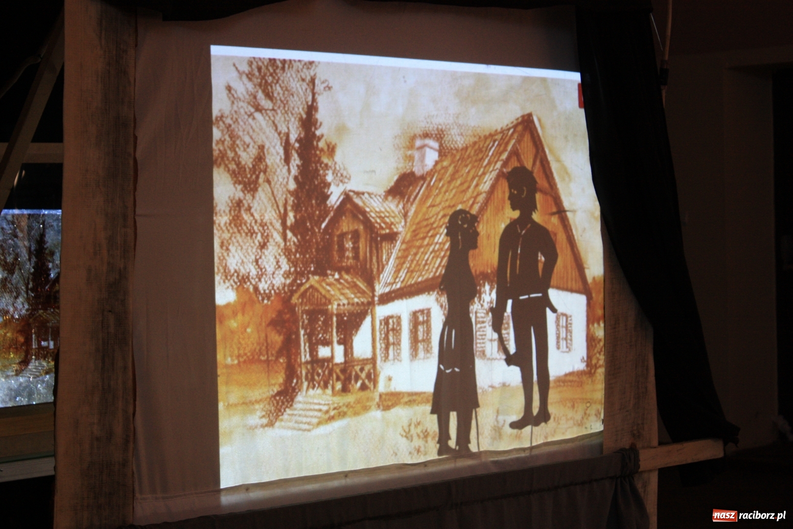 Zdjęcie w galerii na portalu naszraciborz.pl: Teatr cienia oraz tworzenie ruchomych zabawek z papieru w krzanowickim MOK wiadomości z regionu