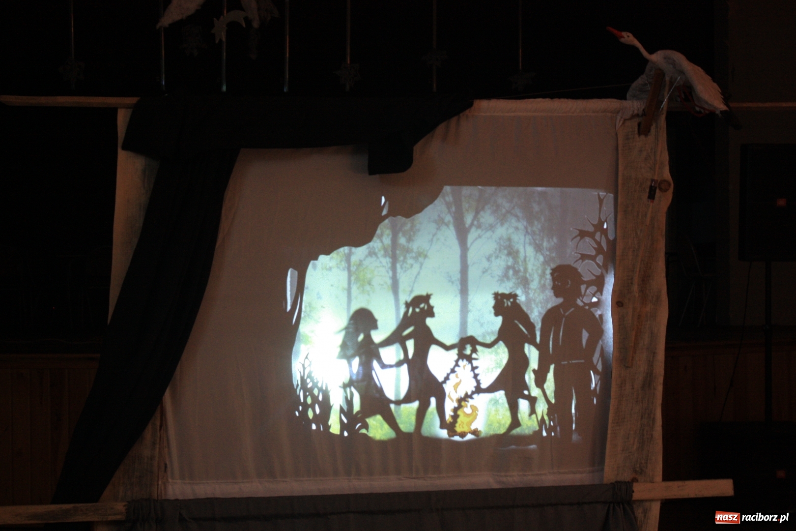 Zdjęcie w galerii na portalu naszraciborz.pl: Teatr cienia oraz tworzenie ruchomych zabawek z papieru w krzanowickim MOK wiadomości z regionu