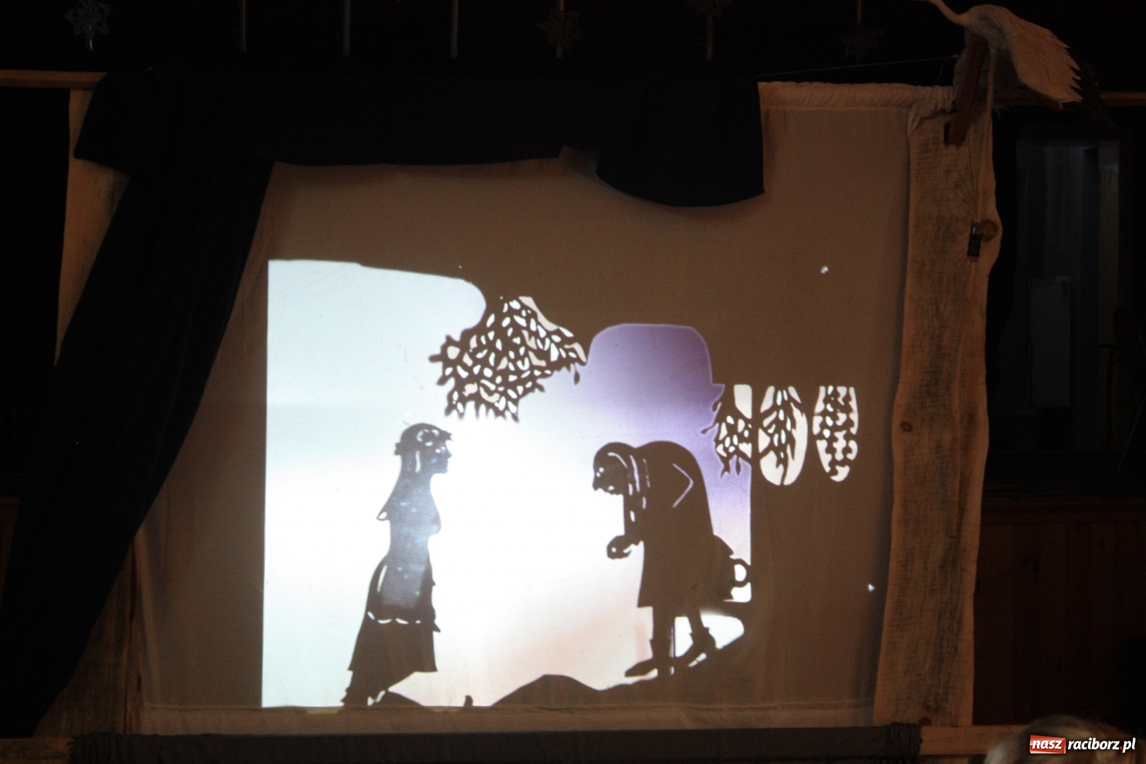 Zdjęcie w galerii na portalu naszraciborz.pl: Teatr cienia oraz tworzenie ruchomych zabawek z papieru w krzanowickim MOK wiadomości z regionu