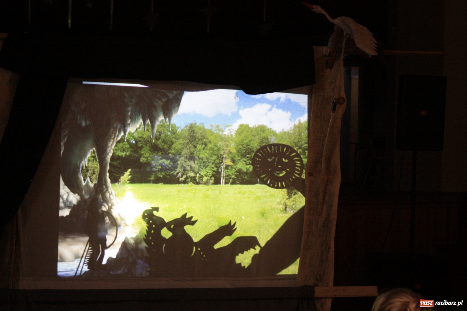 Zdjęcie w galerii na portalu naszraciborz.pl: Teatr cienia oraz tworzenie ruchomych zabawek z papieru w krzanowickim MOK wiadomości z regionu