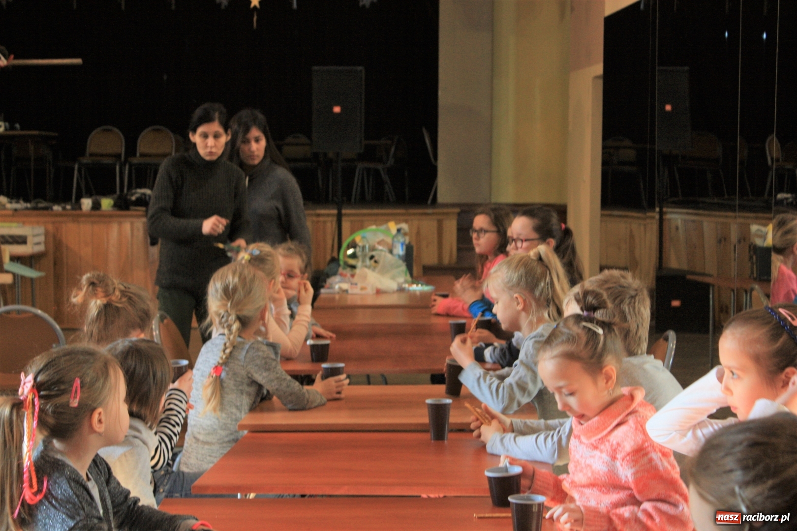 Zdjęcie w galerii na portalu naszraciborz.pl: Teatr cienia oraz tworzenie ruchomych zabawek z papieru w krzanowickim MOK wiadomości z regionu