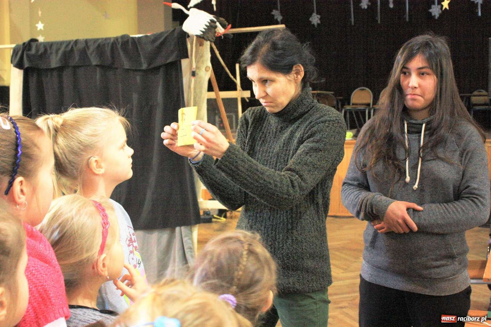 Zdjęcie w galerii na portalu naszraciborz.pl: Teatr cienia oraz tworzenie ruchomych zabawek z papieru w krzanowickim MOK wiadomości z regionu