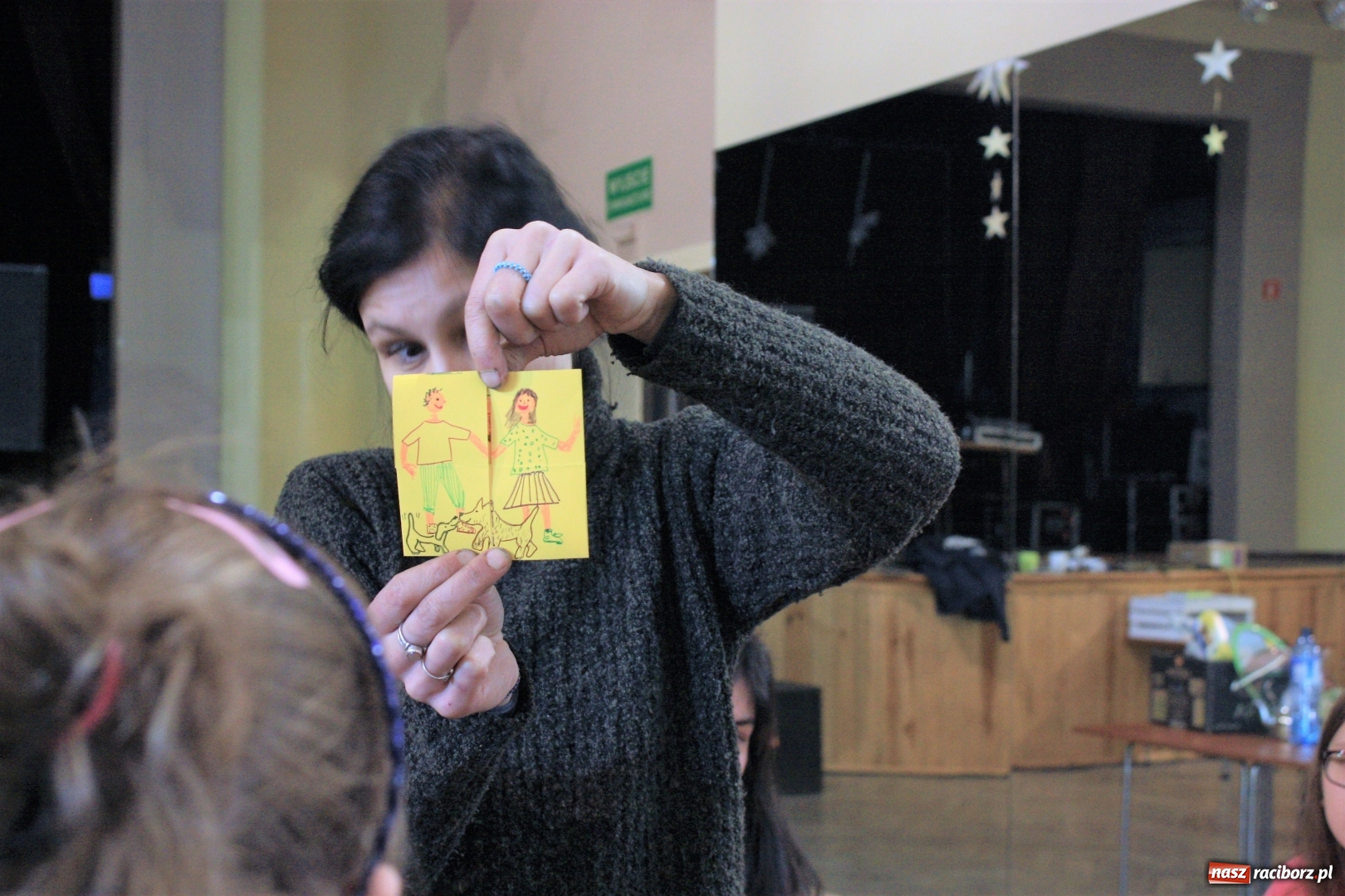 Zdjęcie w galerii na portalu naszraciborz.pl: Teatr cienia oraz tworzenie ruchomych zabawek z papieru w krzanowickim MOK wiadomości z regionu