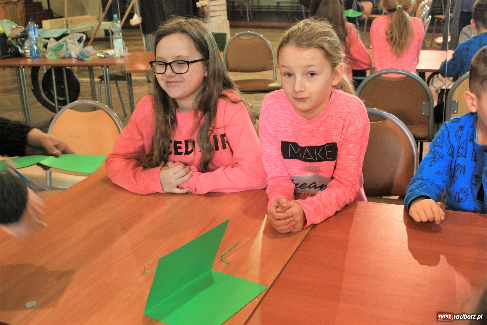 Zdjęcie w galerii na portalu naszraciborz.pl: Teatr cienia oraz tworzenie ruchomych zabawek z papieru w krzanowickim MOK wiadomości z regionu