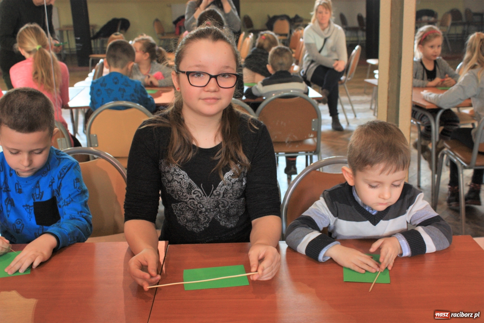 Zdjęcie w galerii na portalu naszraciborz.pl: Teatr cienia oraz tworzenie ruchomych zabawek z papieru w krzanowickim MOK wiadomości z regionu