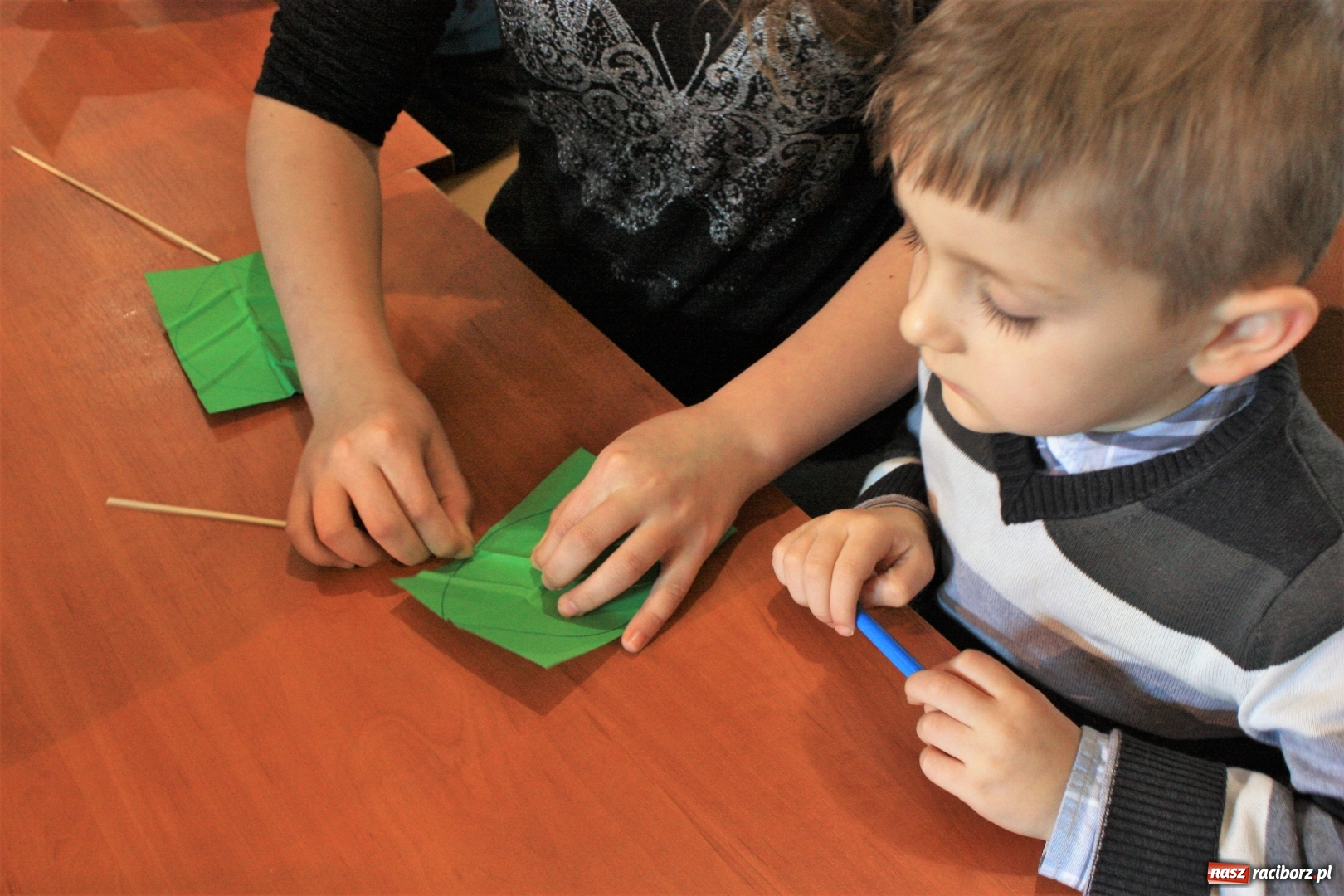 Zdjęcie w galerii na portalu naszraciborz.pl: Teatr cienia oraz tworzenie ruchomych zabawek z papieru w krzanowickim MOK wiadomości z regionu