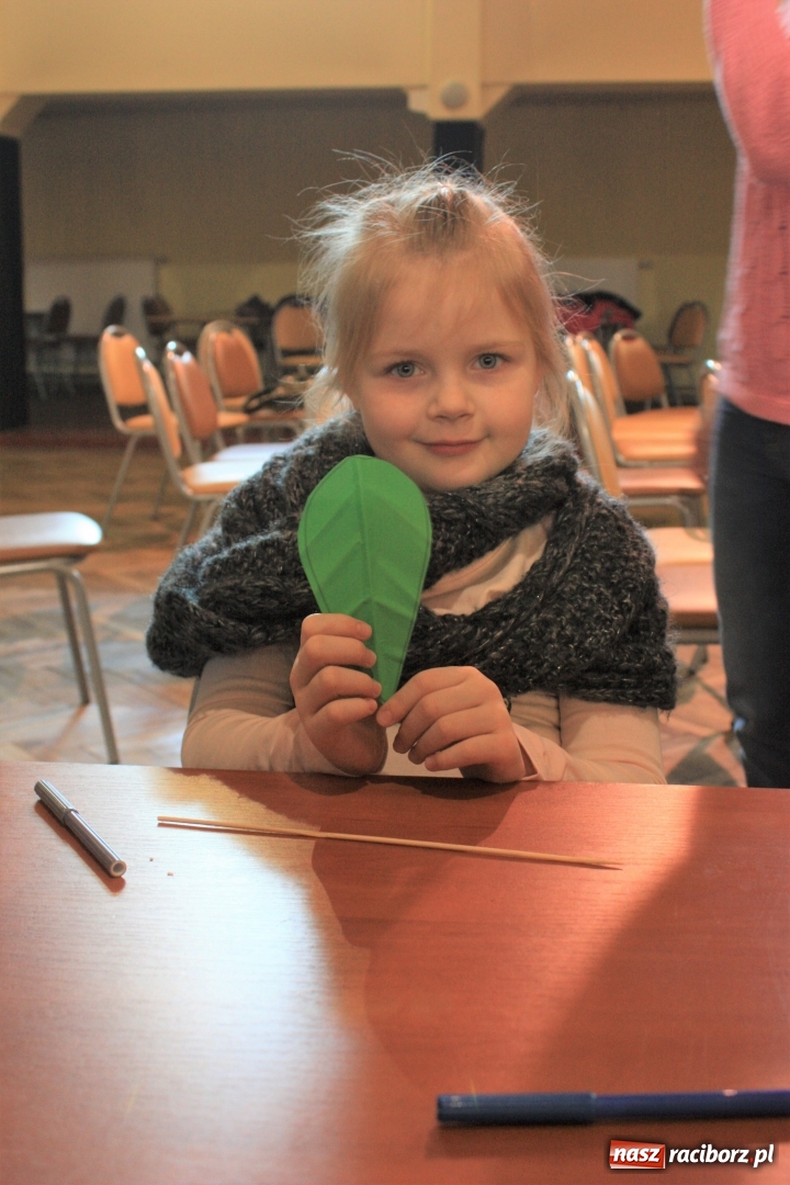 Zdjęcie w galerii na portalu naszraciborz.pl: Teatr cienia oraz tworzenie ruchomych zabawek z papieru w krzanowickim MOK wiadomości z regionu