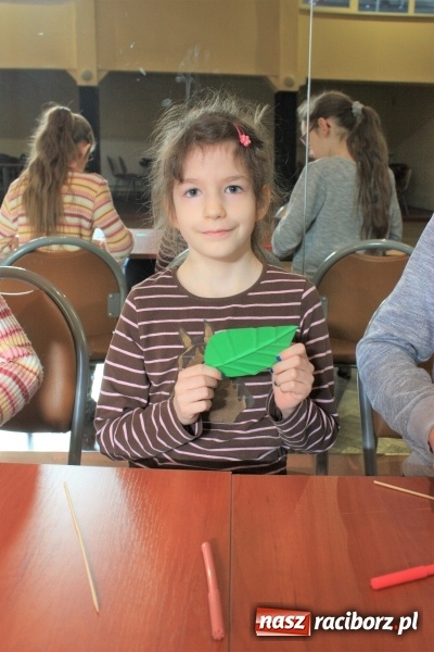 Zdjęcie w galerii na portalu naszraciborz.pl: Teatr cienia oraz tworzenie ruchomych zabawek z papieru w krzanowickim MOK wiadomości z regionu