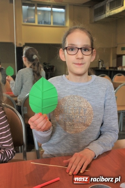 Zdjęcie w galerii na portalu naszraciborz.pl: Teatr cienia oraz tworzenie ruchomych zabawek z papieru w krzanowickim MOK wiadomości z regionu