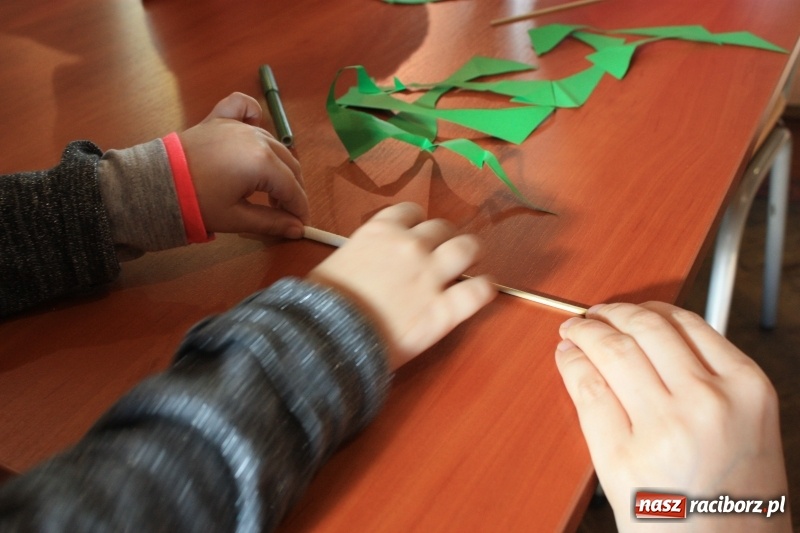 Zdjęcie w galerii na portalu naszraciborz.pl: Teatr cienia oraz tworzenie ruchomych zabawek z papieru w krzanowickim MOK wiadomości z regionu