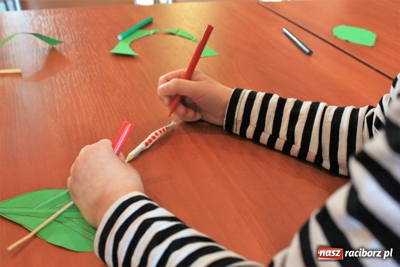 Zdjęcie w galerii na portalu naszraciborz.pl: Teatr cienia oraz tworzenie ruchomych zabawek z papieru w krzanowickim MOK wiadomości z regionu