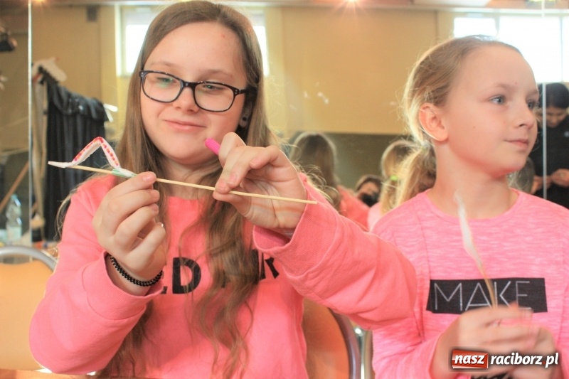 Zdjęcie w galerii na portalu naszraciborz.pl: Teatr cienia oraz tworzenie ruchomych zabawek z papieru w krzanowickim MOK wiadomości z regionu