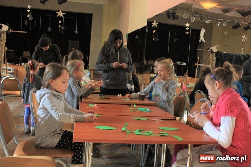 Zdjęcie w galerii na portalu naszraciborz.pl: Teatr cienia oraz tworzenie ruchomych zabawek z papieru w krzanowickim MOK wiadomości z regionu