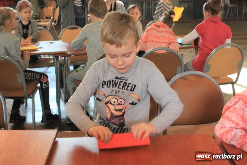 Zdjęcie w galerii na portalu naszraciborz.pl: Teatr cienia oraz tworzenie ruchomych zabawek z papieru w krzanowickim MOK wiadomości z regionu