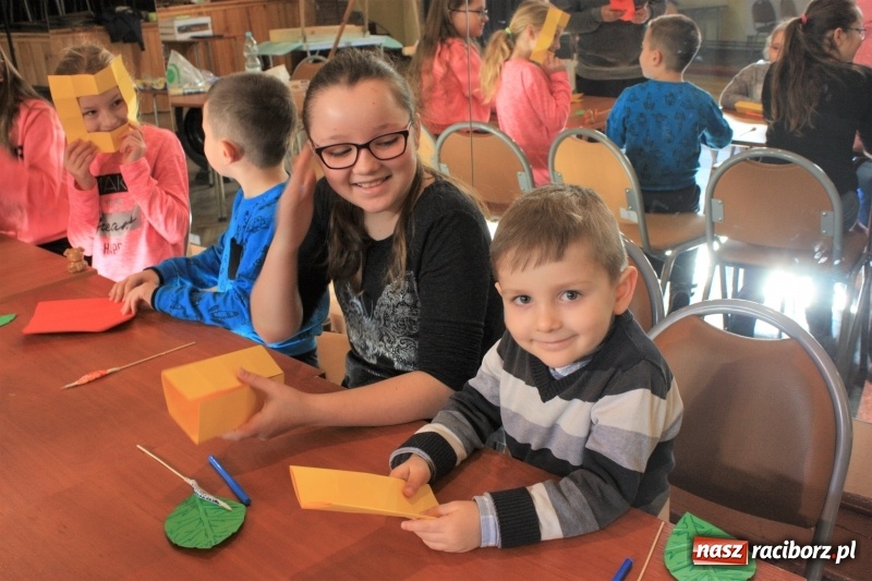 Zdjęcie w galerii na portalu naszraciborz.pl: Teatr cienia oraz tworzenie ruchomych zabawek z papieru w krzanowickim MOK wiadomości z regionu