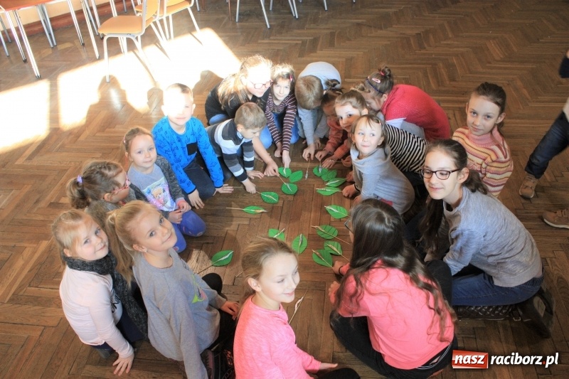 Zdjęcie w galerii na portalu naszraciborz.pl: Teatr cienia oraz tworzenie ruchomych zabawek z papieru w krzanowickim MOK wiadomości z regionu