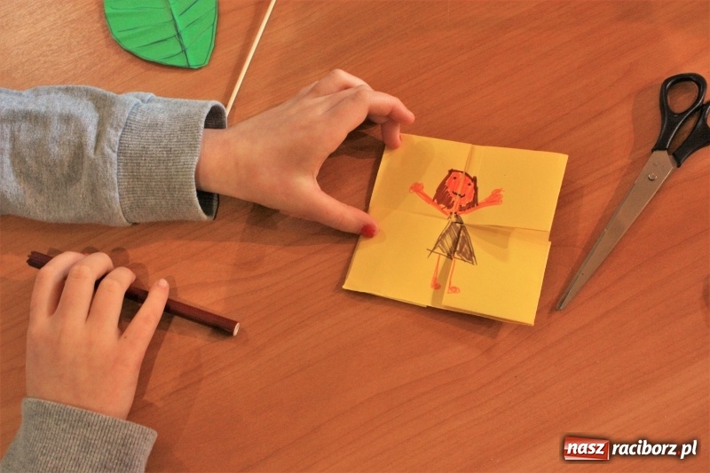 Zdjęcie w galerii na portalu naszraciborz.pl: Teatr cienia oraz tworzenie ruchomych zabawek z papieru w krzanowickim MOK wiadomości z regionu