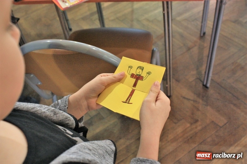 Zdjęcie w galerii na portalu naszraciborz.pl: Teatr cienia oraz tworzenie ruchomych zabawek z papieru w krzanowickim MOK wiadomości z regionu