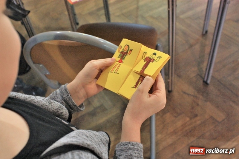 Zdjęcie w galerii na portalu naszraciborz.pl: Teatr cienia oraz tworzenie ruchomych zabawek z papieru w krzanowickim MOK wiadomości z regionu