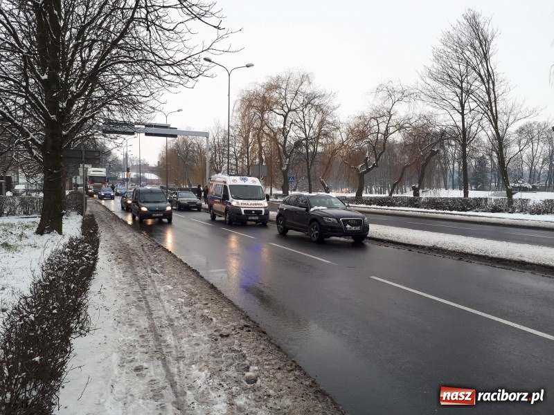 Zdjęcie w galerii na portalu naszraciborz.pl: Kolizja na Reymonta. Golf uderzył w renault  wiadomości z regionu