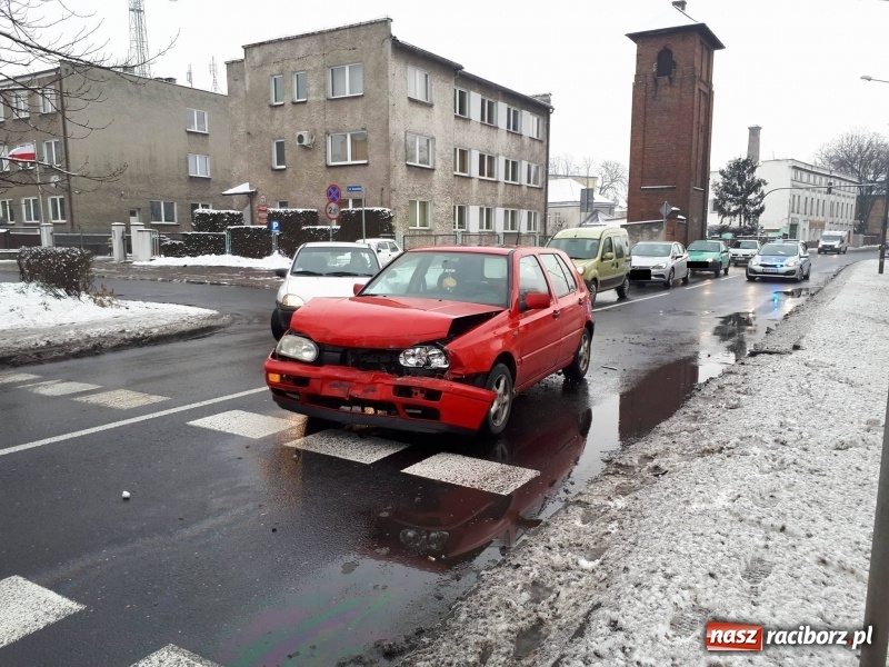 Zdjęcie w galerii na portalu naszraciborz.pl: Kolizja na Reymonta. Golf uderzył w renault  wiadomości z regionu