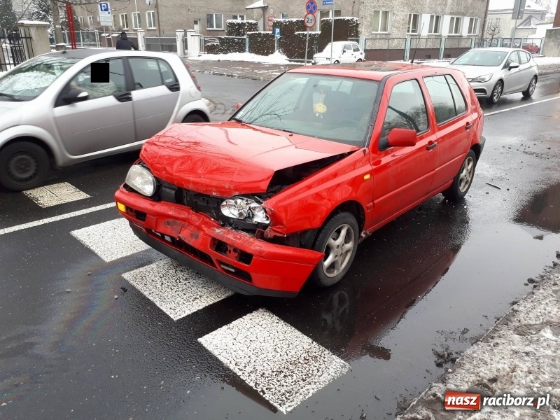 Zdjęcie w galerii na portalu naszraciborz.pl: Kolizja na Reymonta. Golf uderzył w renault  wiadomości z regionu