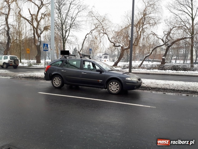 Zdjęcie w galerii na portalu naszraciborz.pl: Kolizja na Reymonta. Golf uderzył w renault  wiadomości z regionu