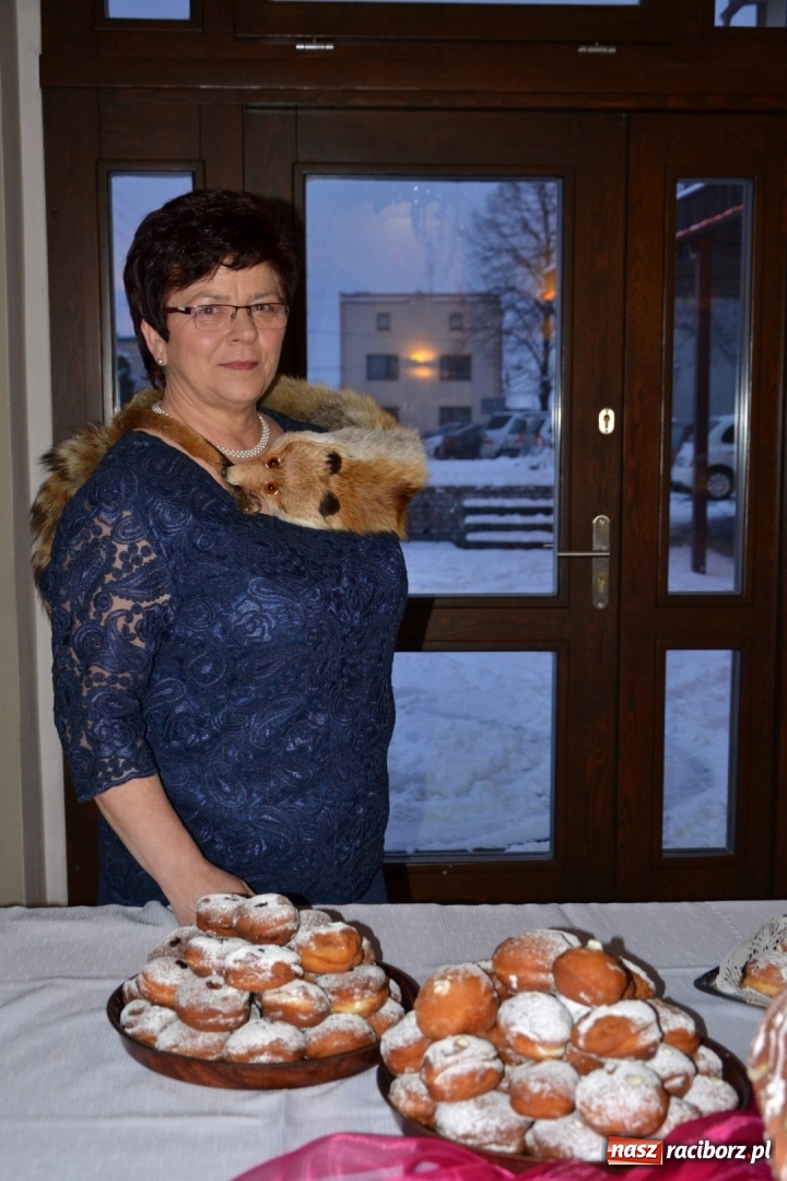 Zdjęcie w galerii na portalu naszraciborz.pl: Im więcej pączków, tym więcej szczęścia, czyli babski comber w Tworkowie  wiadomości z regionu