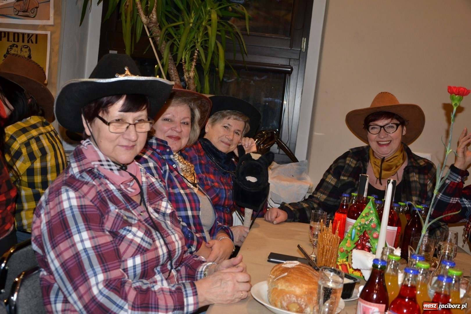 Zdjęcie w galerii na portalu naszraciborz.pl: Im więcej pączków, tym więcej szczęścia, czyli babski comber w Tworkowie  wiadomości z regionu